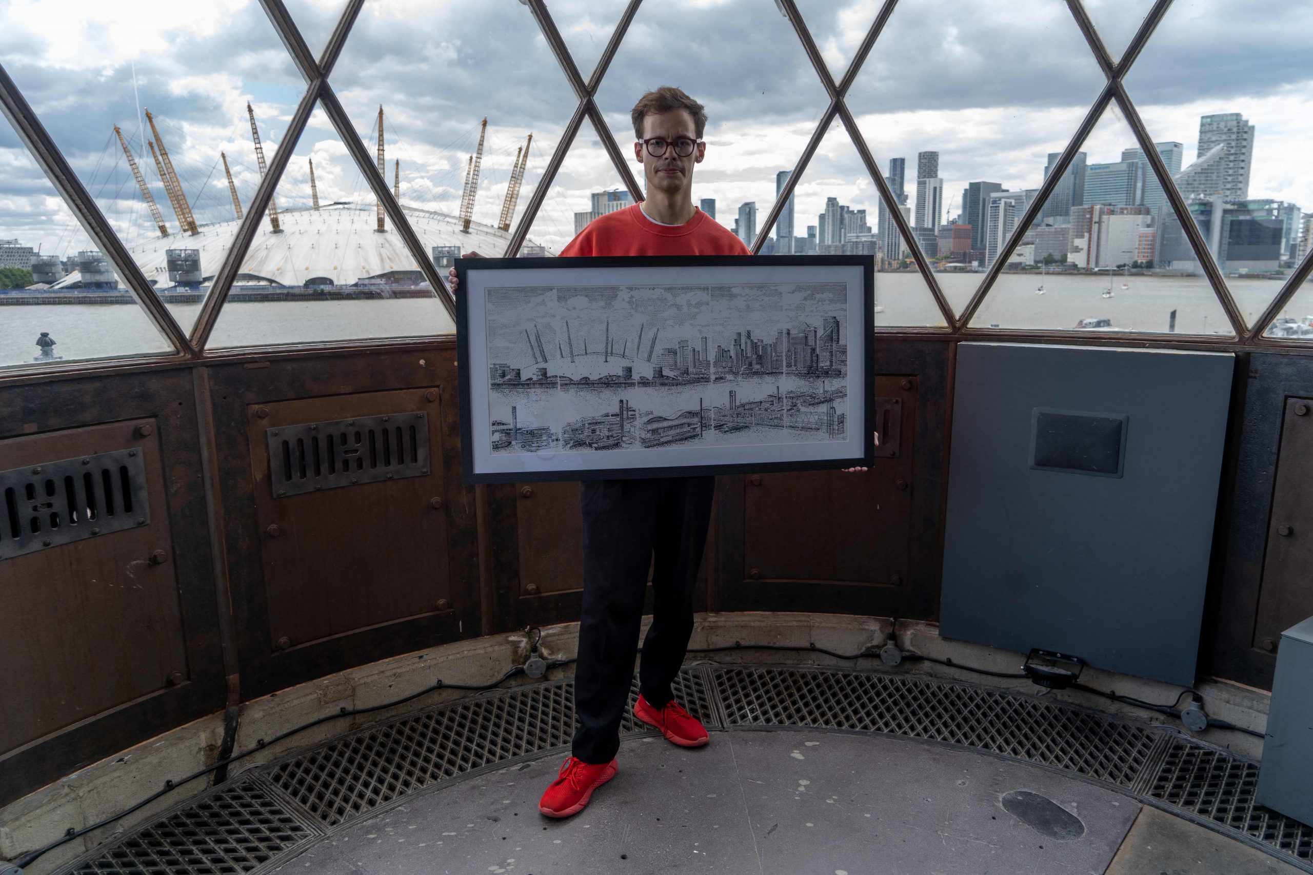 拼盘/英国青年靠打字机作画 化字母与标点符号为艺术