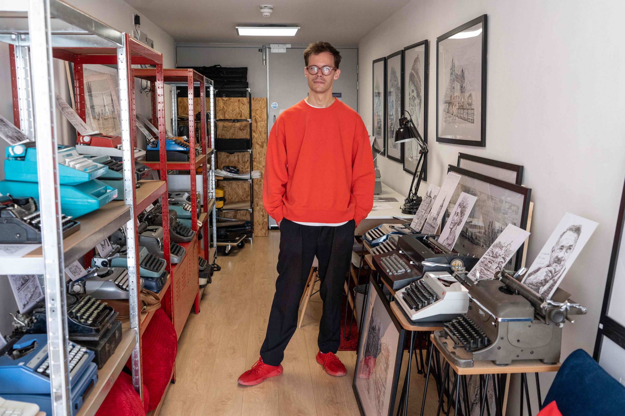 拼盘/英国青年靠打字机作画 化字母与标点符号为艺术