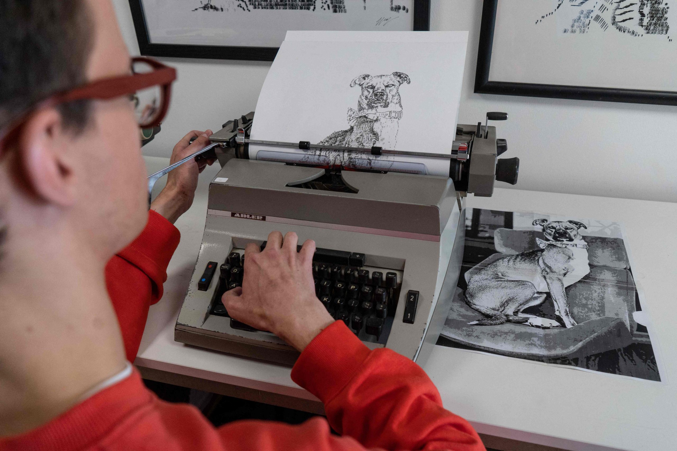 拼盘/英国青年靠打字机作画 化字母与标点符号为艺术