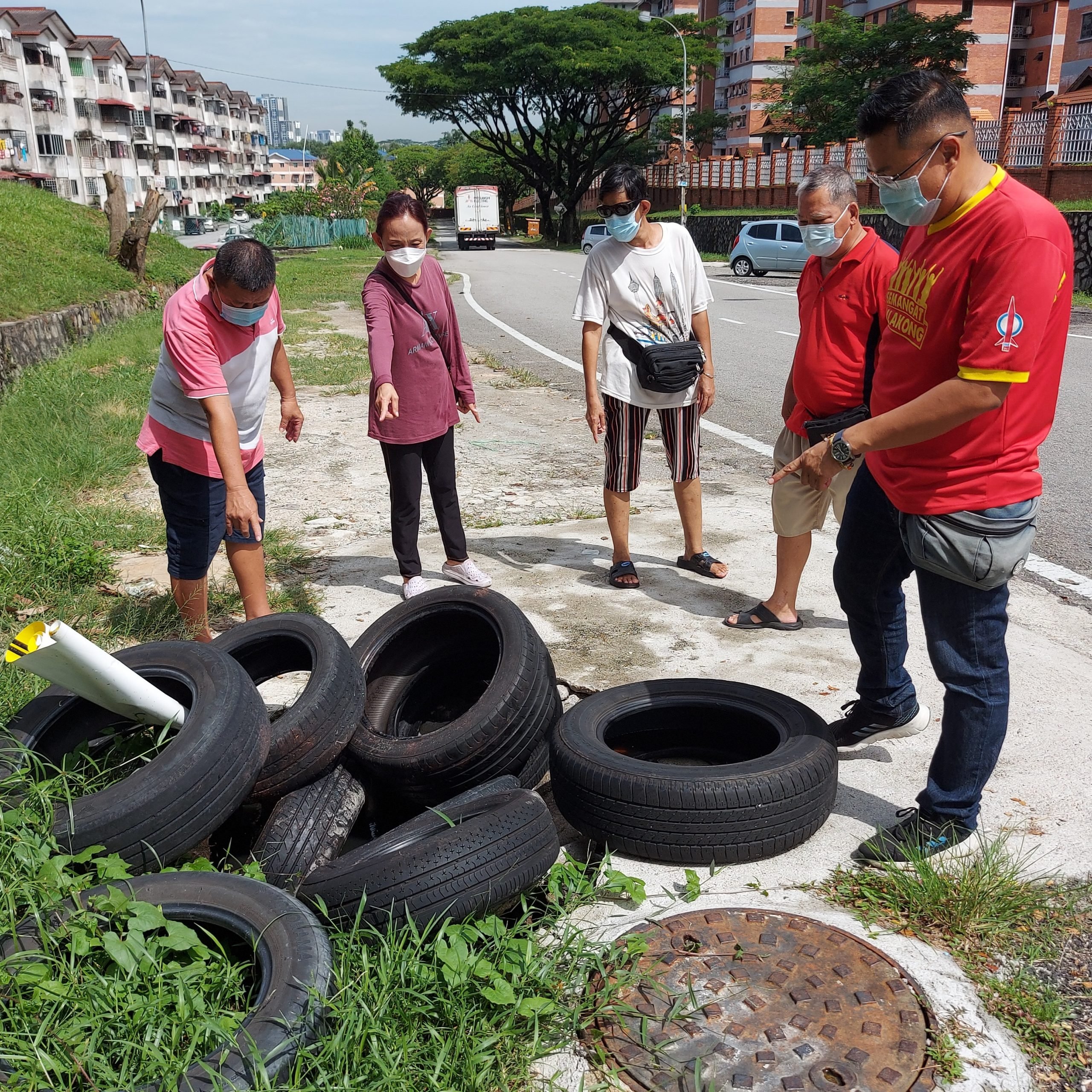 排污管爆裂粪味攻鼻 双溪龙商民受不了促抢修