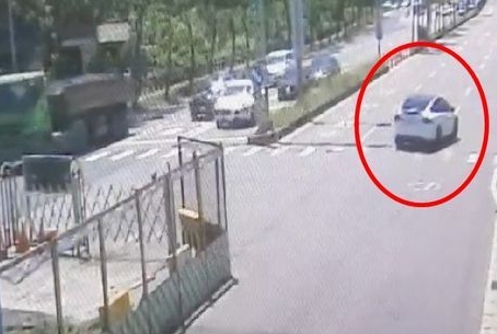 救援工人拉出林志颖父子 车子5秒后就起火