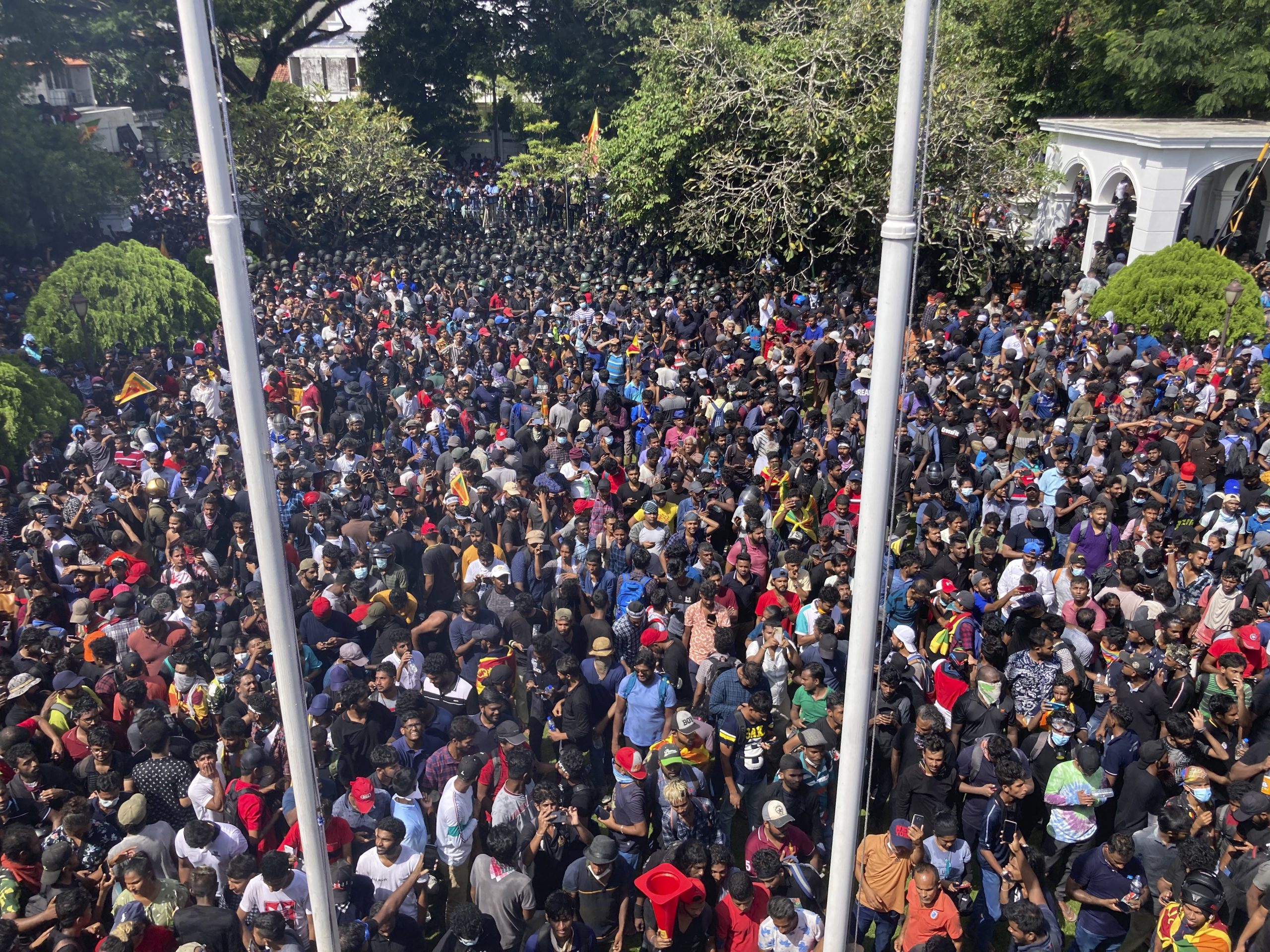 斯里兰卡示威者闯国营电视台 广播服务中断