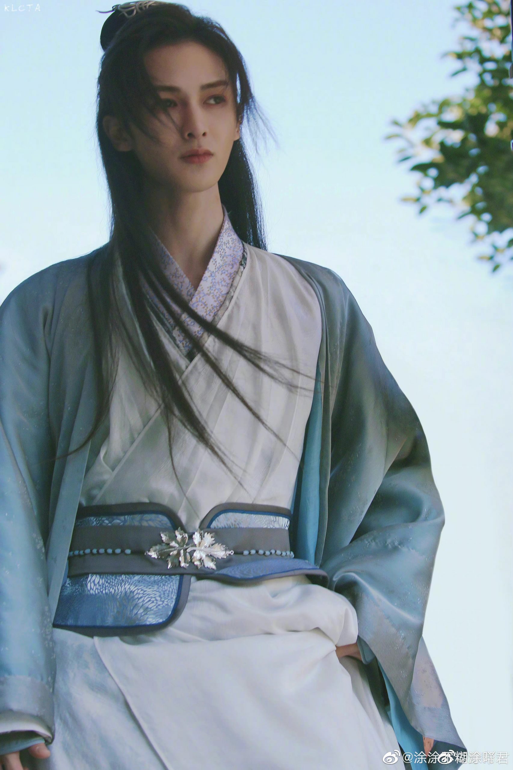 新剧副导锤耍大牌常迟到 朱正廷又被扒让助理捡鞋