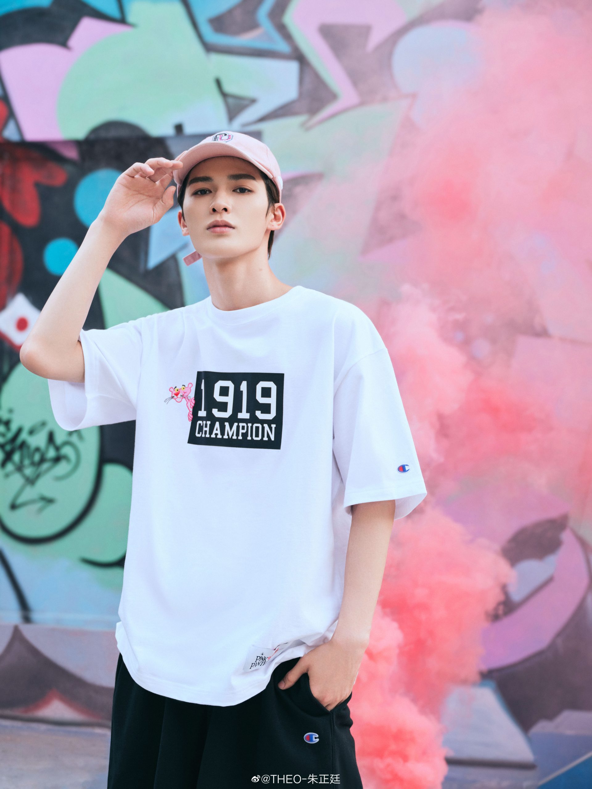 新剧副导锤耍大牌常迟到 朱正廷又被扒让助理捡鞋