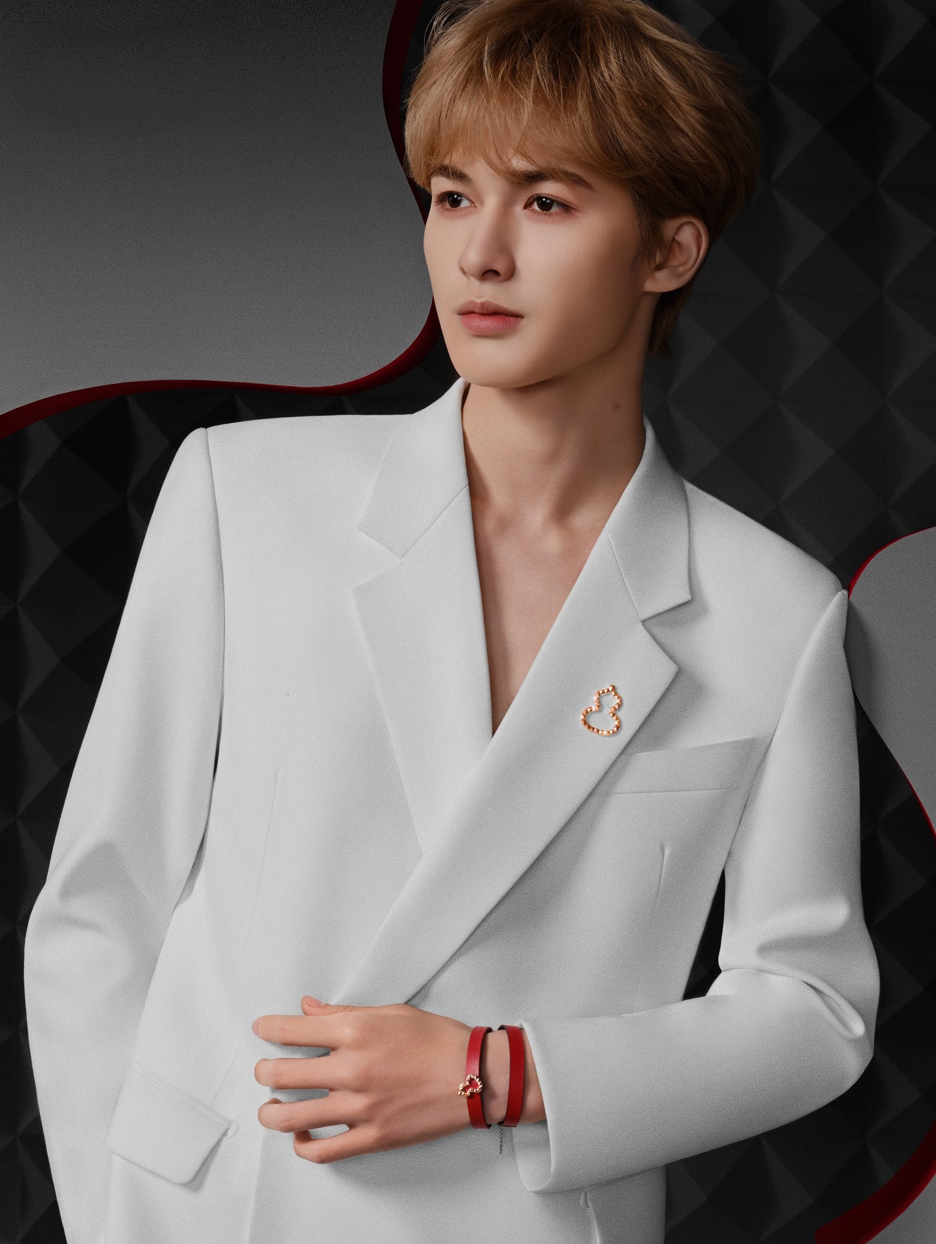 新剧副导锤耍大牌常迟到 朱正廷又被扒让助理捡鞋