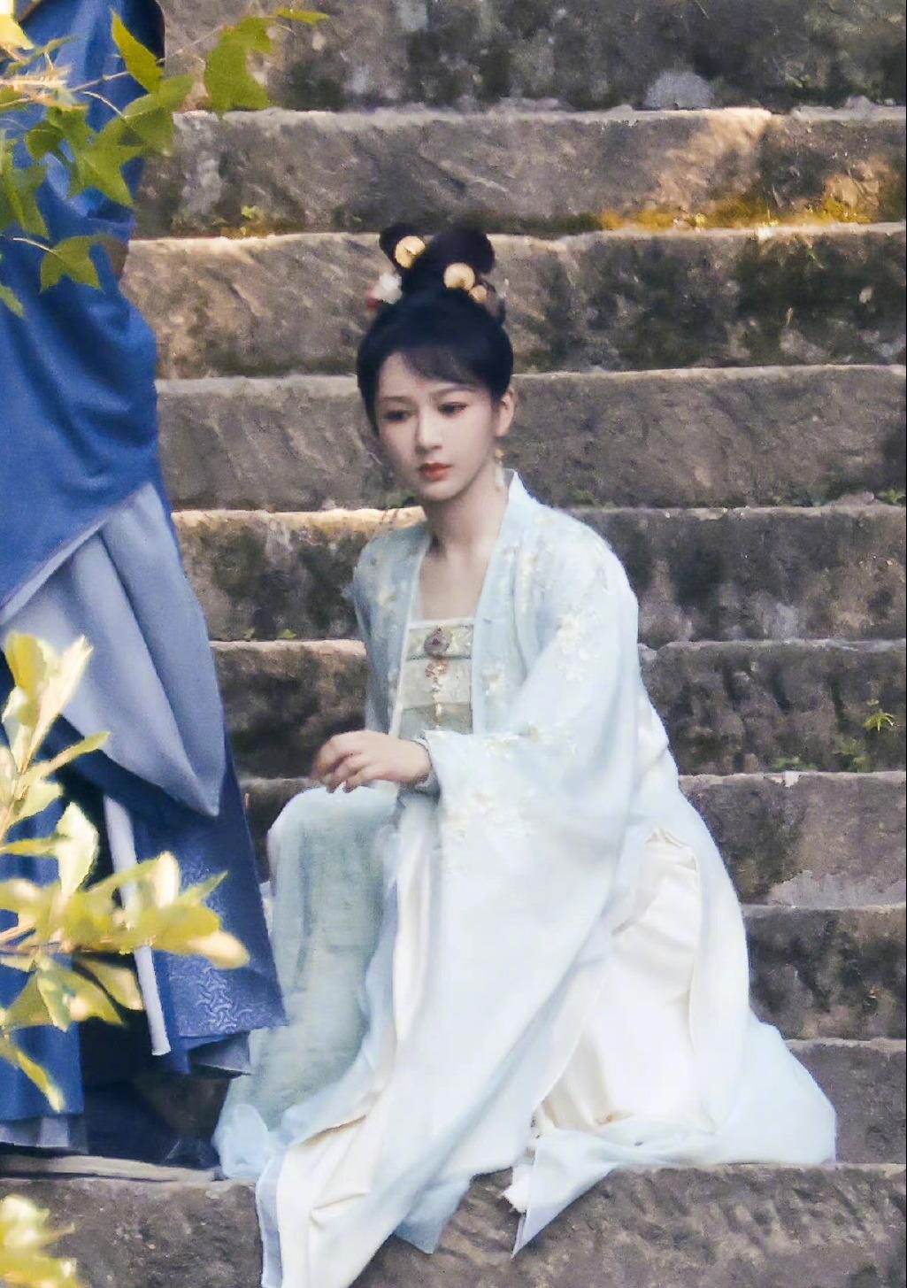 新剧烈士陵园谈情说爱招黑 杨紫招黑被骂打扰先人	