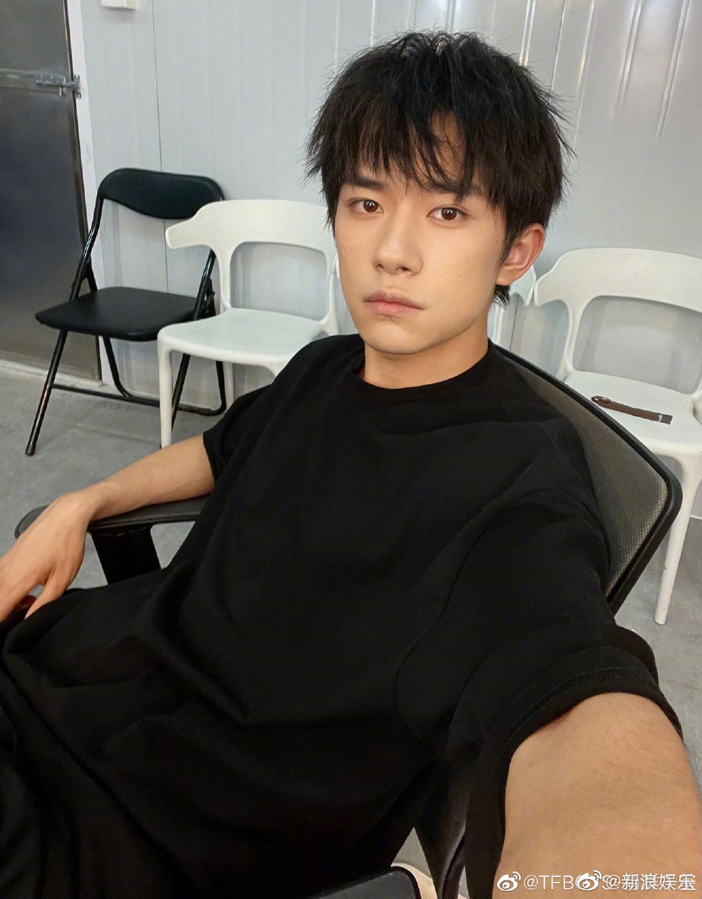 易烊千玺考公职遭轰走后门 首发声放弃入职遭讽心虚