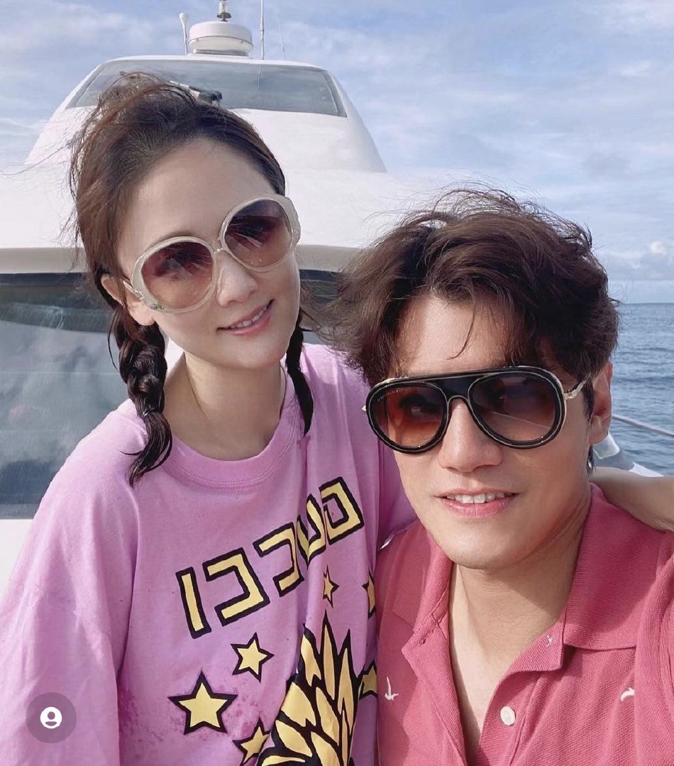 晒与老公甜蜜合照庆相遇3年 陈乔恩邀约上门8月飞中国	