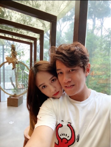 晒与老公甜蜜合照庆相遇3年 陈乔恩邀约上门8月飞中国	