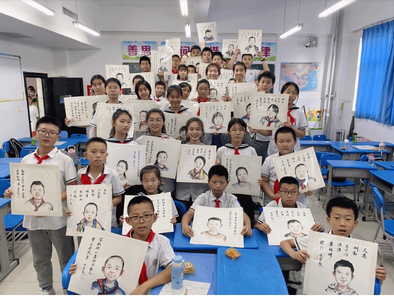 暖势力 最暖心毕业礼物 老师为500学生亲手绘人像画