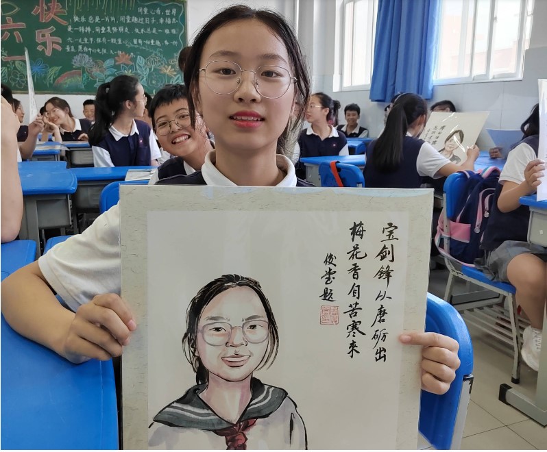 暖势力 最暖心毕业礼物 老师为500学生亲手绘人像画