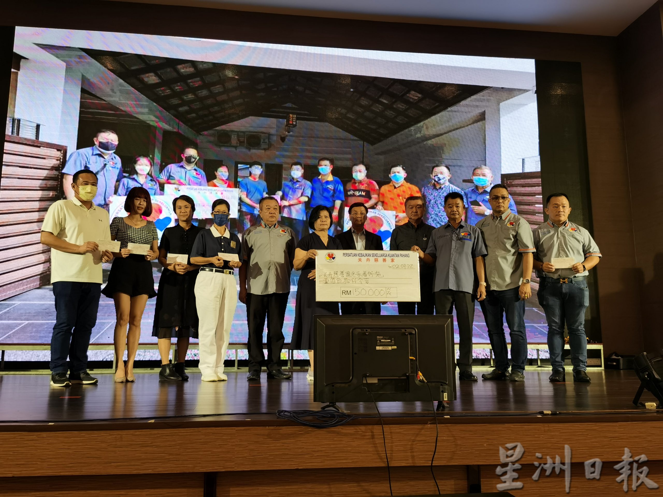 暖势力:不敌病魔去世的血癌少年陈俊宇遗爱人间,其母李月珍将筹获但并未使用的医药费回馈社会有需要的单位,捐赠共24万6000令吉予6个单位。