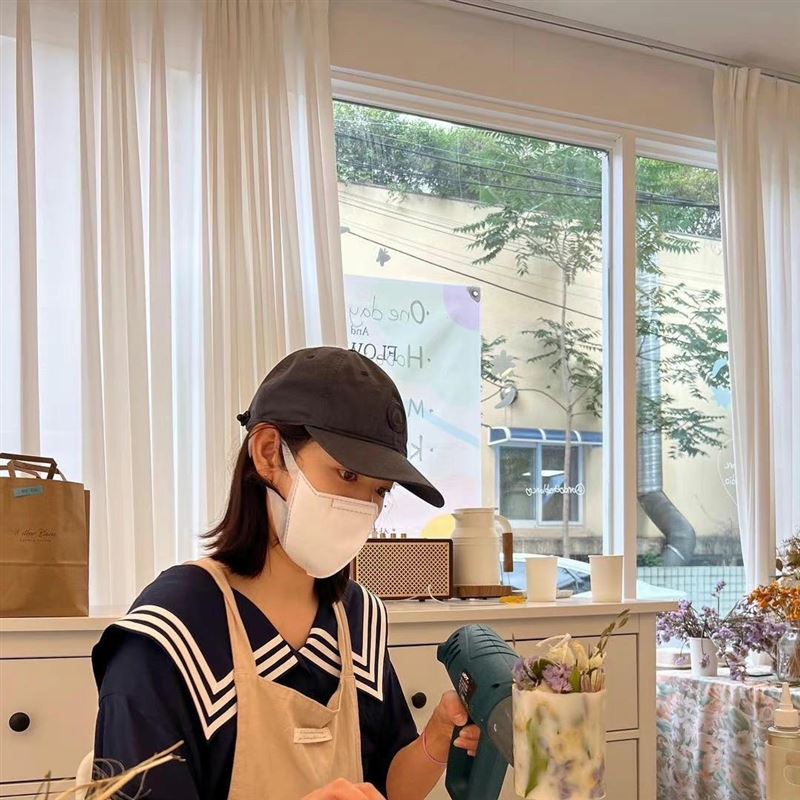 朴信惠产后首露面 穿水手服满满少女感