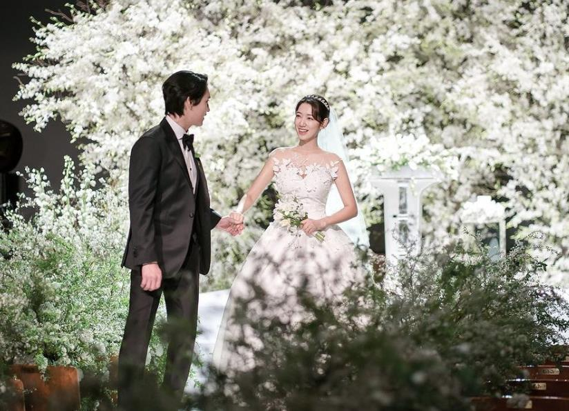 朴信惠产后首露面 穿水手服满满少女感