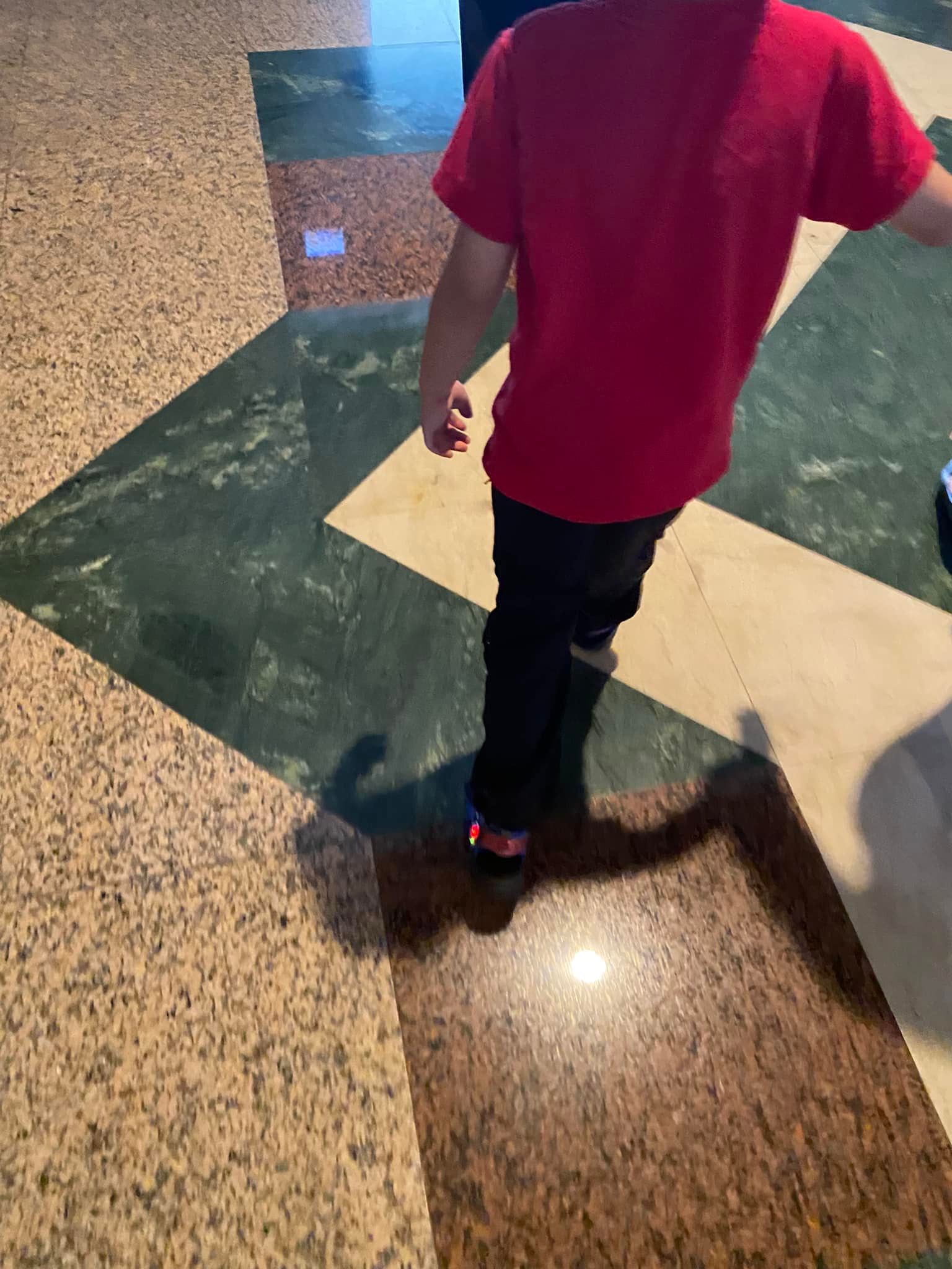 机场目睹丈夫与女牵手| 律师：儿子抚养权暂判母亲