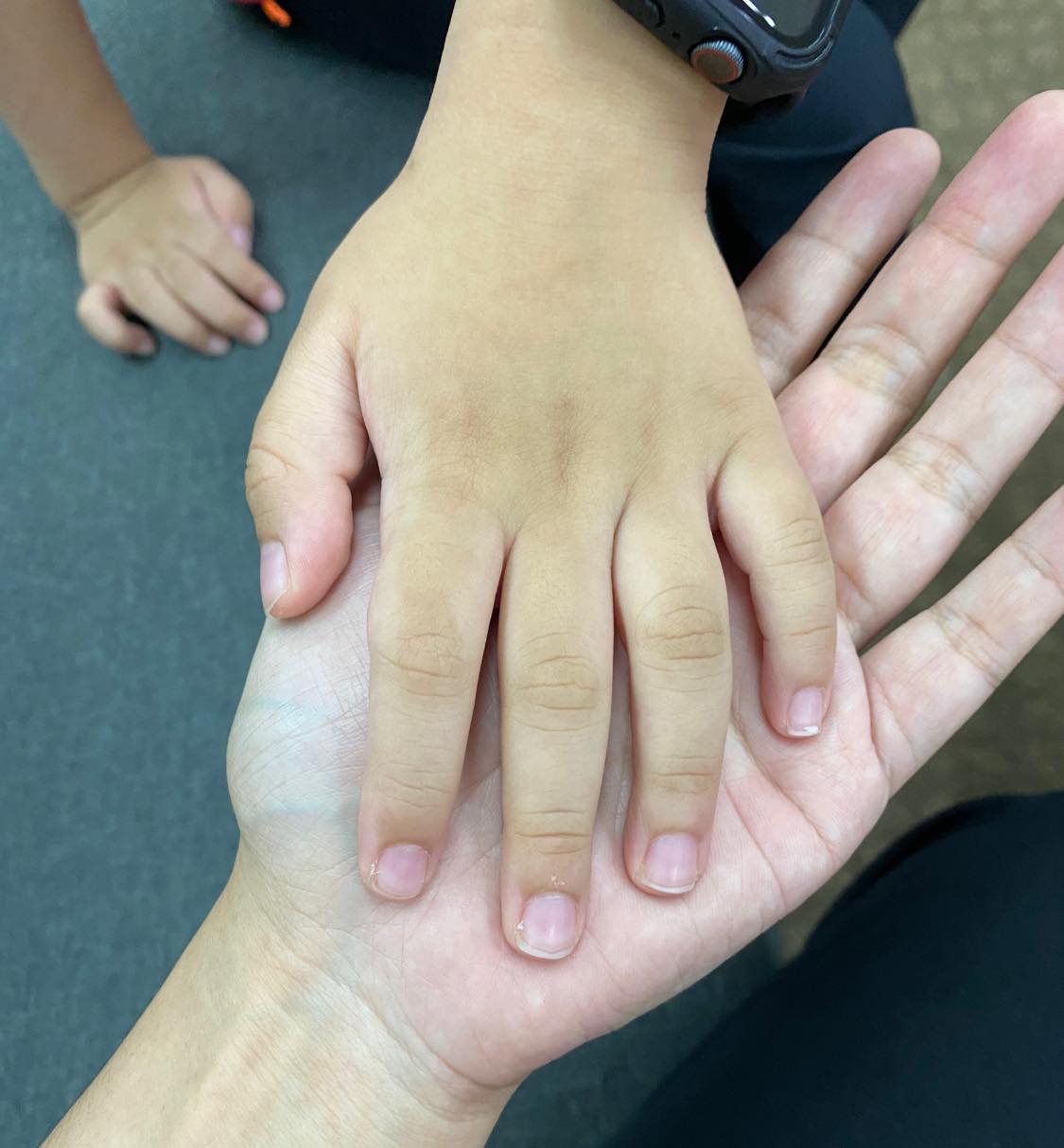 机场目睹丈夫与女牵手  律师：儿子抚养权暂判母亲