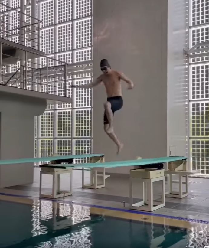 李敏镐花式跳水“凸槌” 笑疯281万人