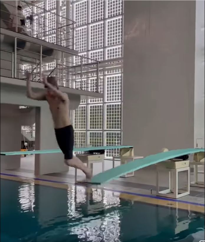 李敏镐花式跳水“凸槌” 笑疯281万人