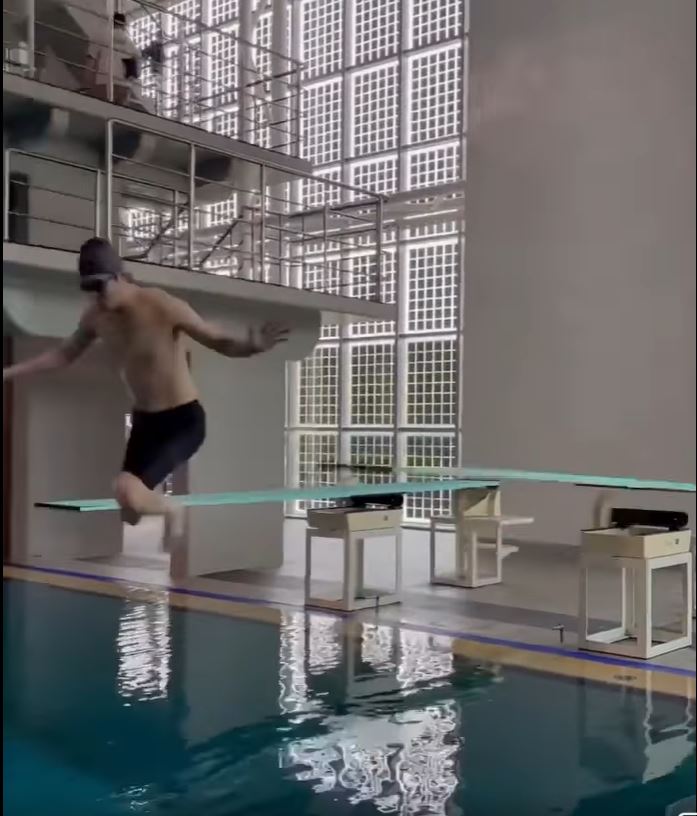 李敏镐花式跳水“凸槌” 笑疯281万人