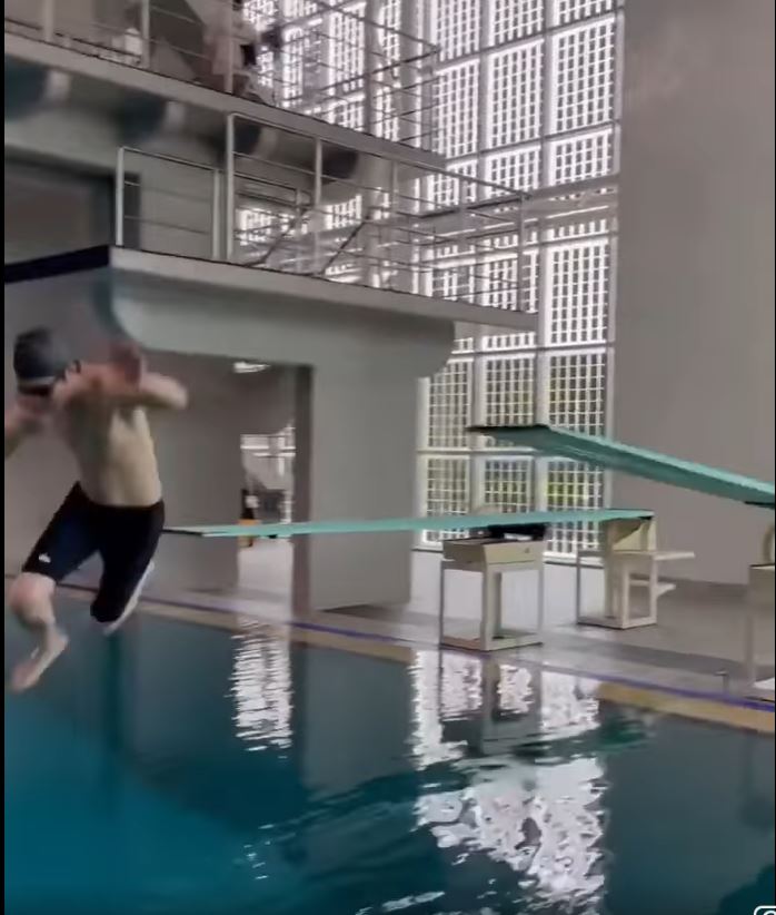 李敏镐花式跳水“凸槌” 笑疯281万人