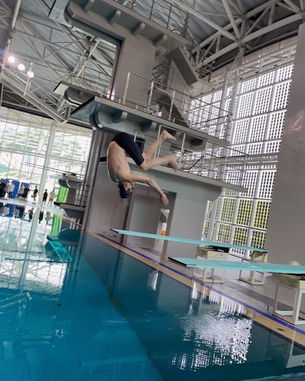 李敏镐花式跳水“凸槌” 笑疯281万人