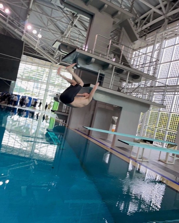 李敏镐花式跳水“凸槌” 笑疯281万人