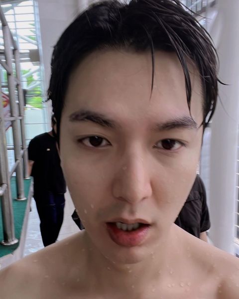 李敏镐花式跳水“凸槌” 笑疯281万人