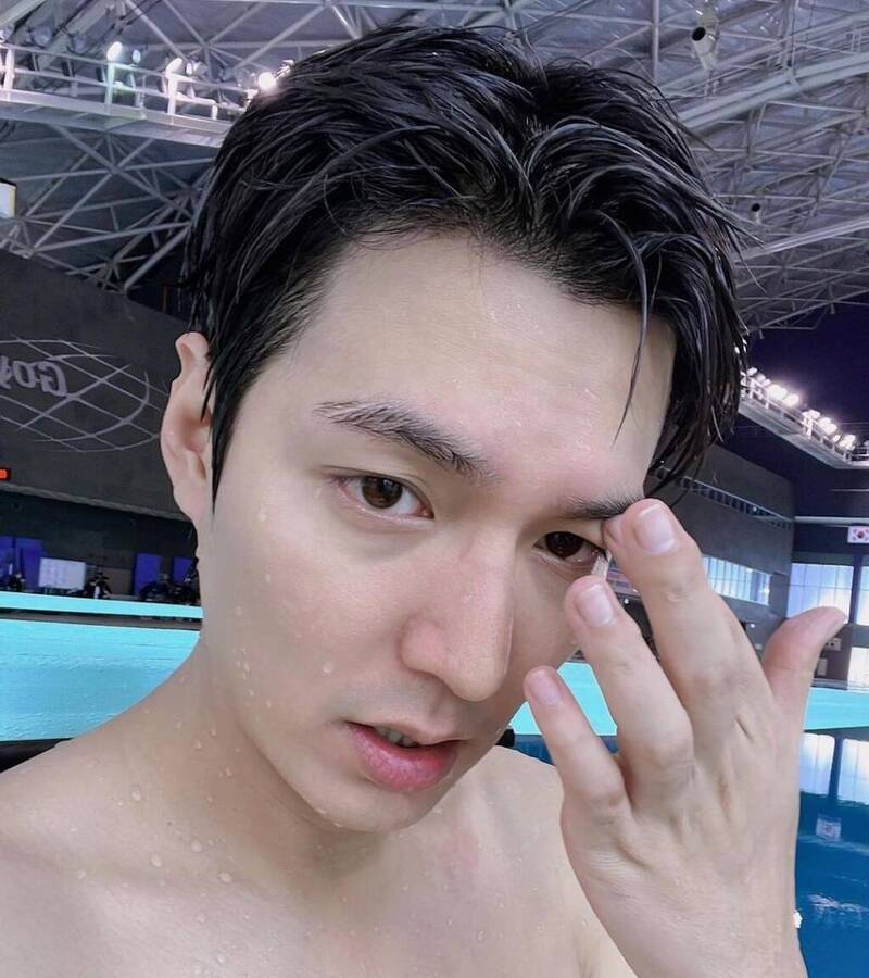 李敏镐花式跳水“凸槌” 笑疯281万人