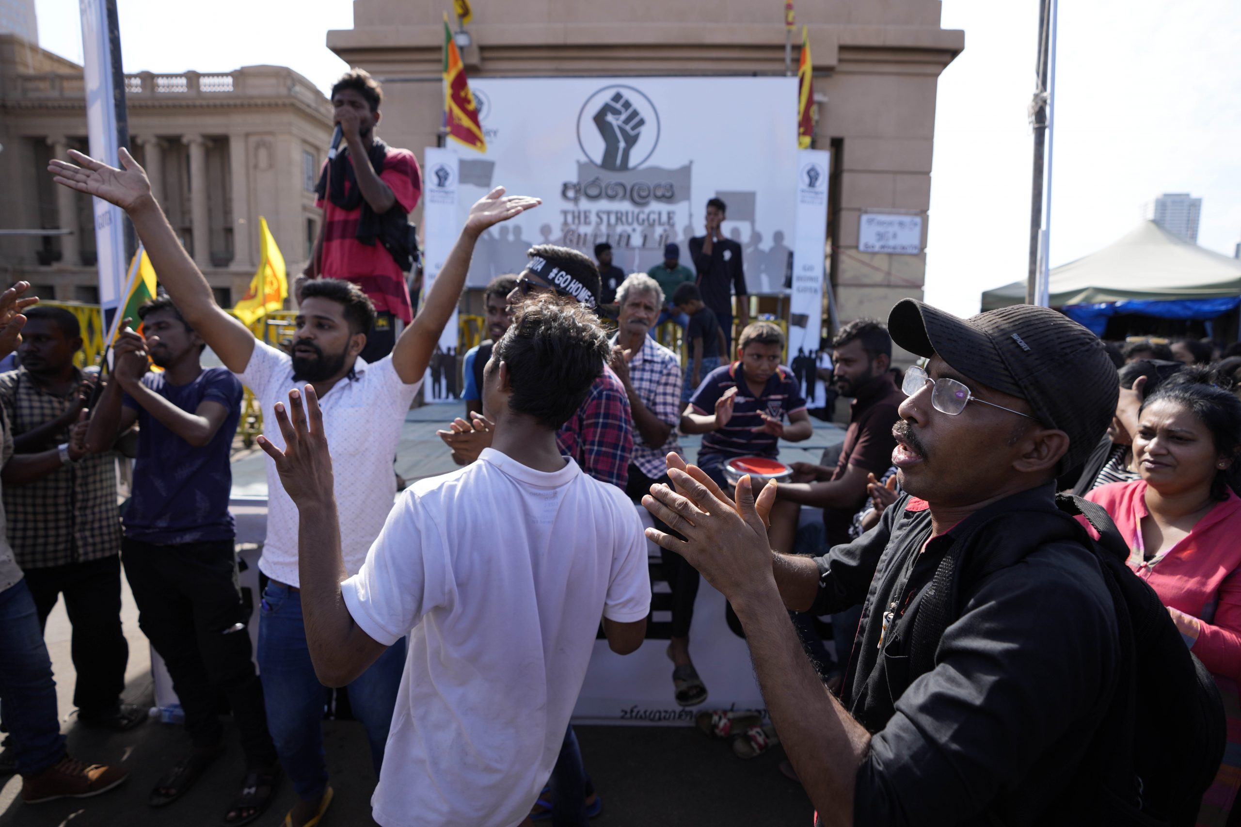 来自示威者的怒吼:把拉贾帕克萨家族全关进监牢!