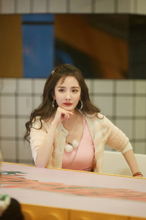 杨幂惊爆捂脸上救护车 证实眼角缝针暂停工作