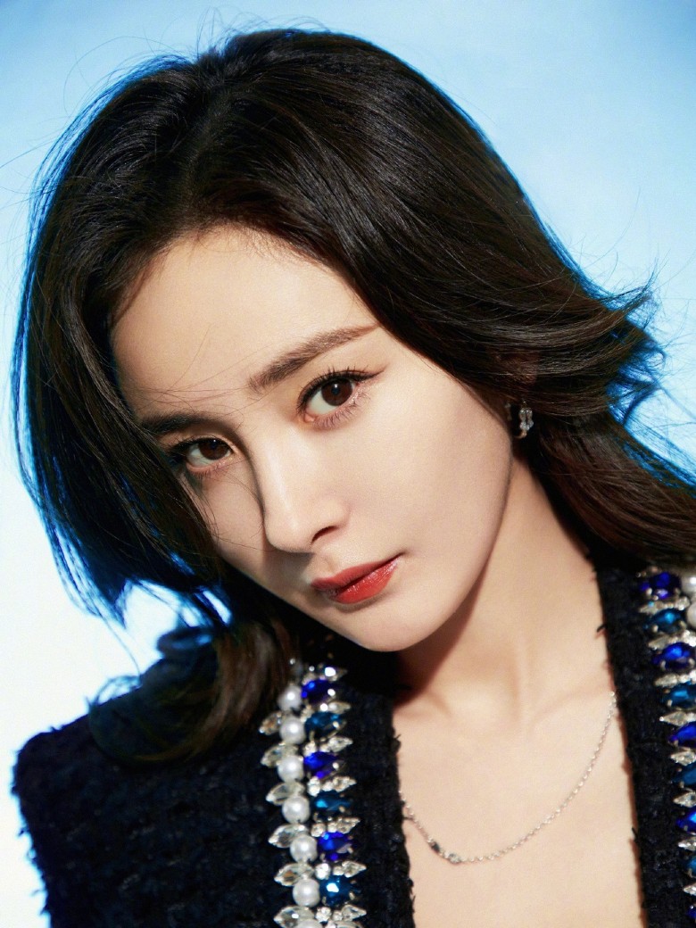 杨幂惊爆捂脸上救护车 证实眼角缝针暂停工作