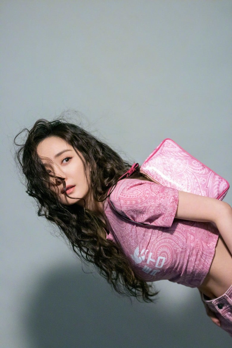 杨幂惊爆捂脸上救护车 证实眼角缝针暂停工作