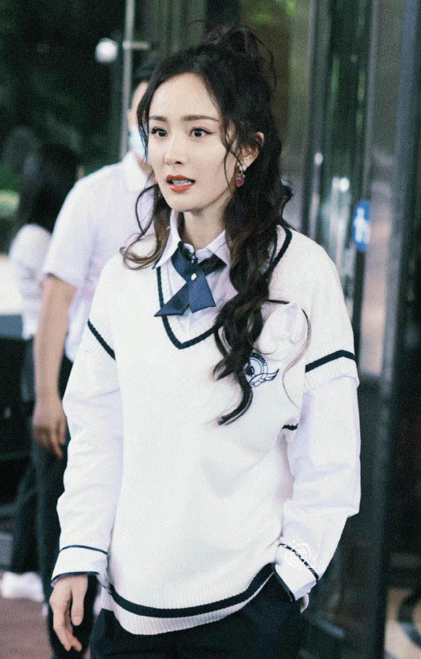 杨幂惊爆捂脸上救护车 证实眼角缝针暂停工作