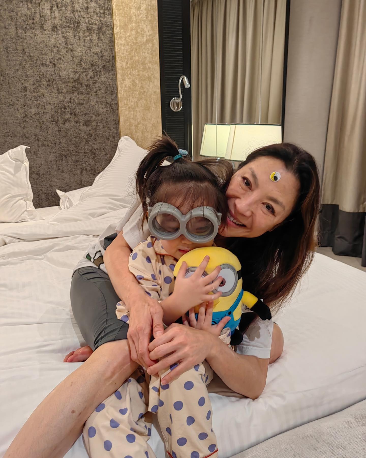 杨紫琼边打拳边录音《迷2》 休假不忘抱小黄人催票房