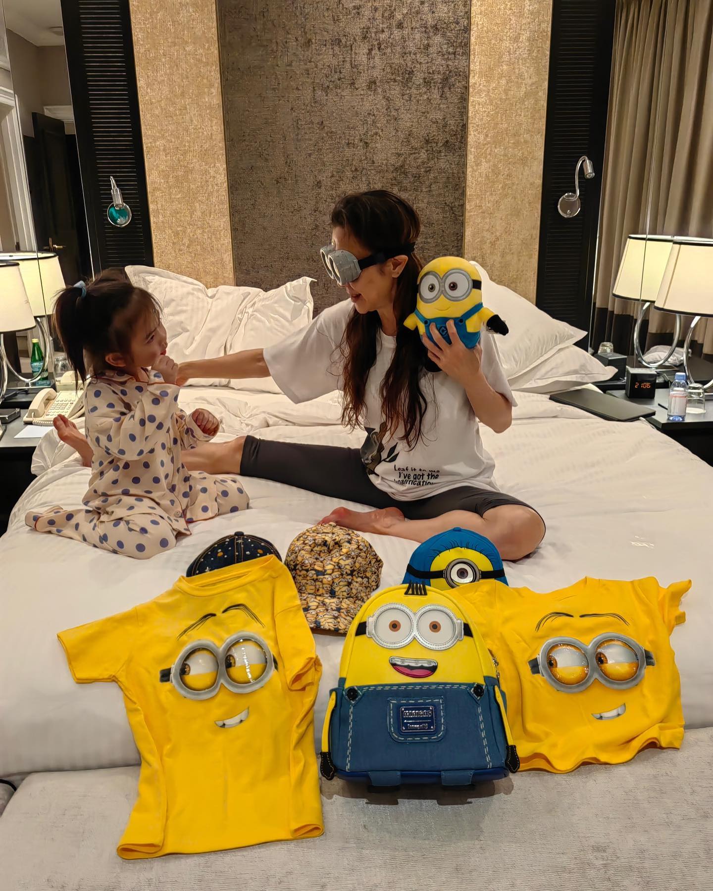 杨紫琼边打拳边录音《迷2》 休假不忘抱小黄人催票房