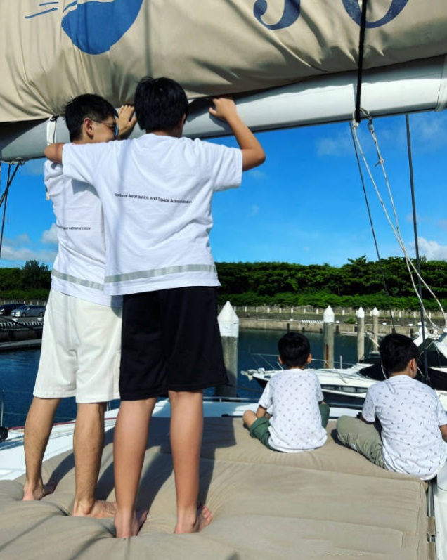 林志颖一家乘游艇出海 陈若仪秀马甲线长腿辣翻