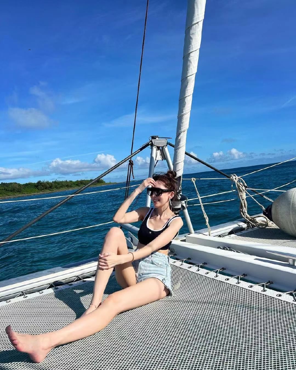 林志颖一家乘游艇出海 陈若仪秀马甲线长腿辣翻