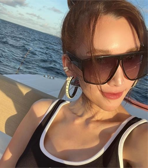 林志颖一家乘游艇出海 陈若仪秀马甲线长腿辣翻
