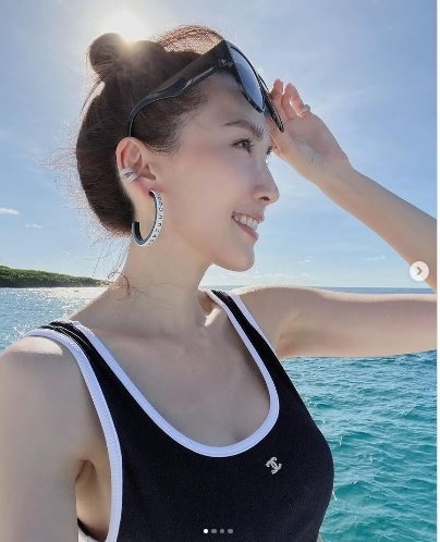 林志颖一家乘游艇出海 陈若仪秀马甲线长腿辣翻