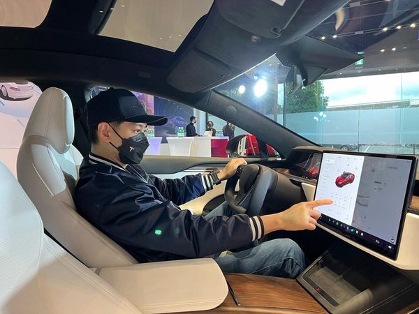 林志颖载儿自撞起火 疑满头血倒地照外流