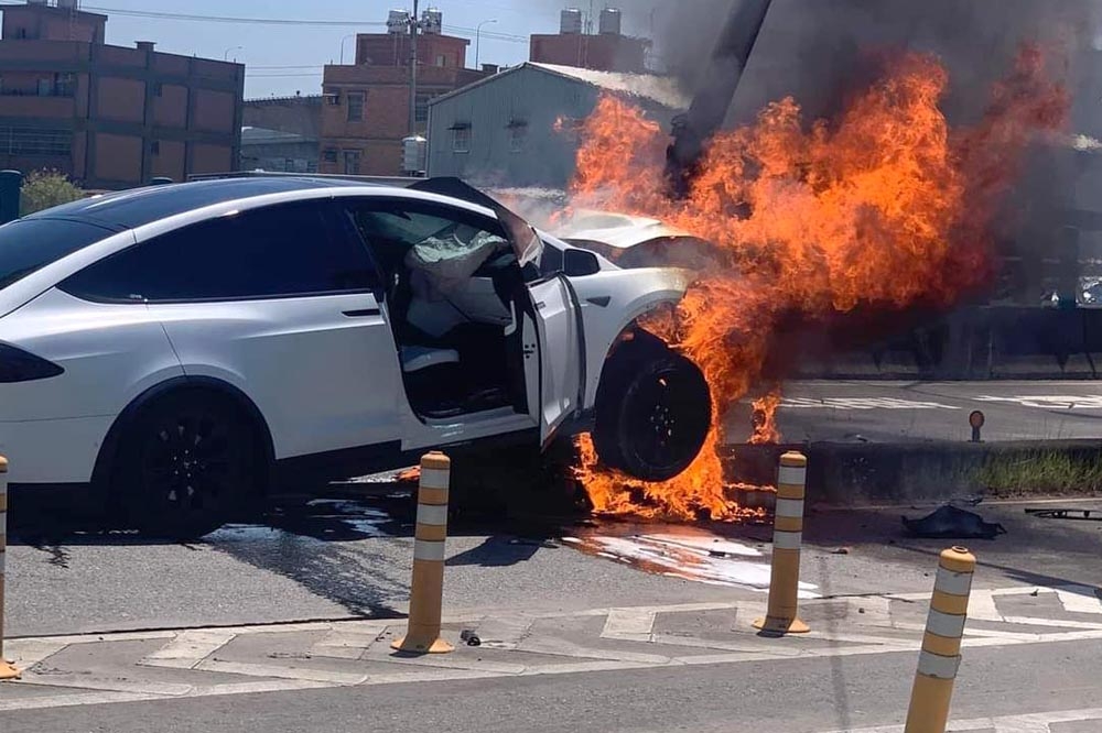 林志颖载儿自撞起火 疑满头血倒地照外流