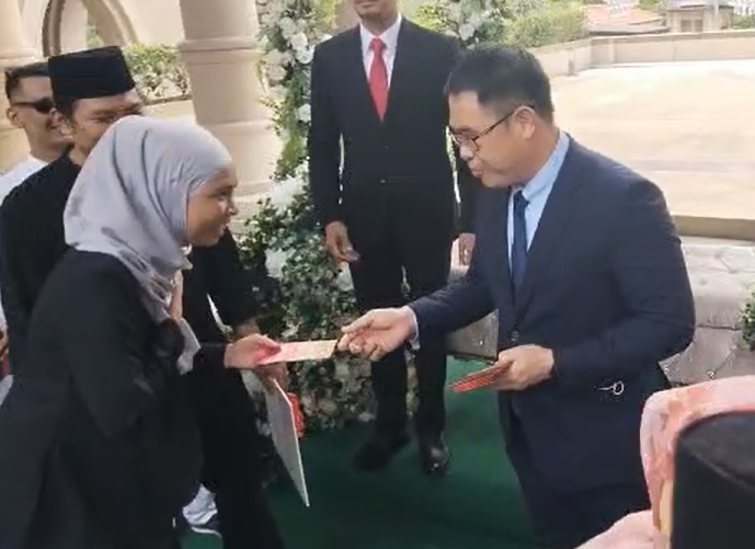 柔:“结婚援助金”开始发放 大臣派9对新人新婚红包