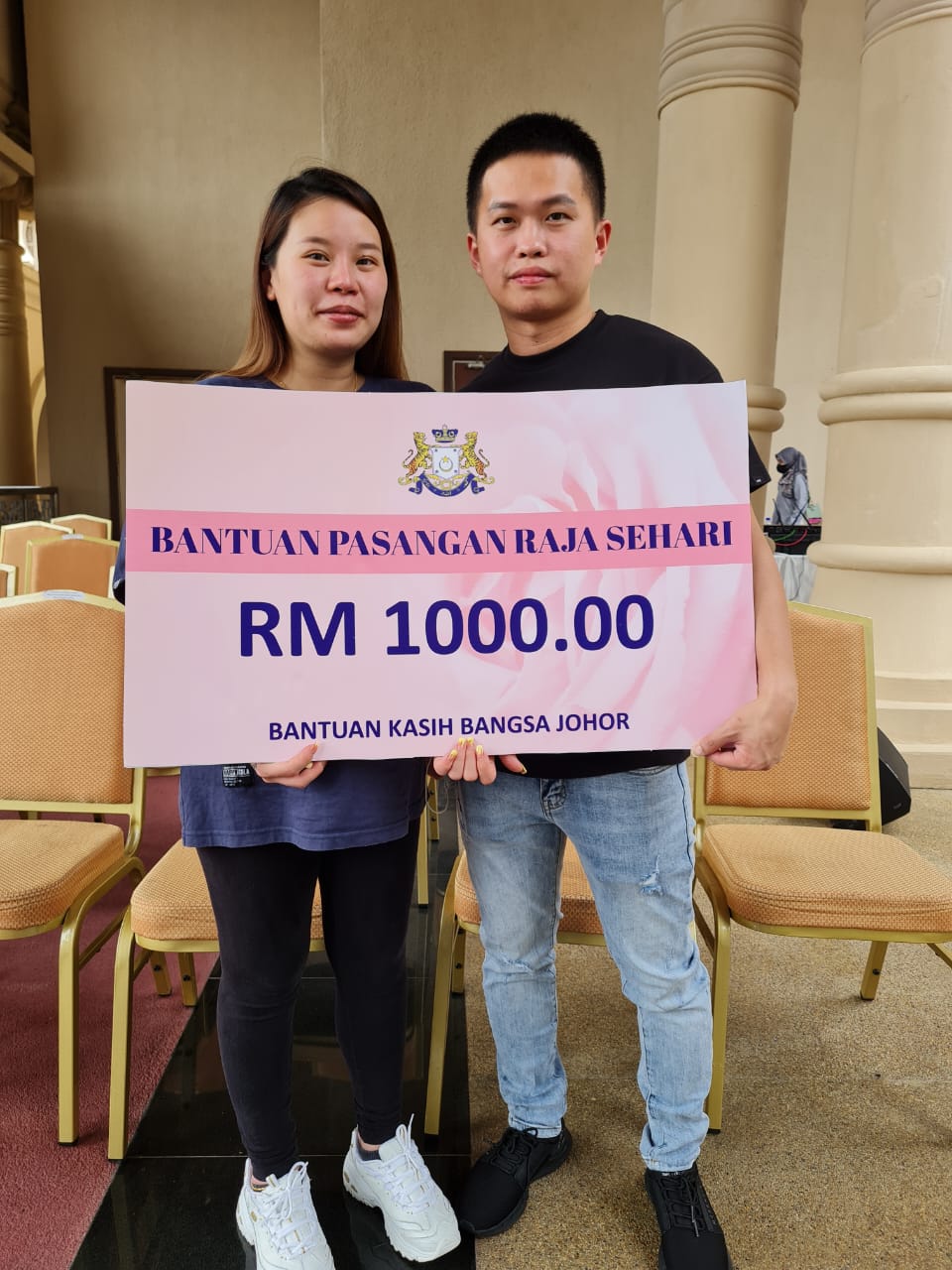 柔:“结婚援助金”开始发放 大臣派9对新人新婚红包