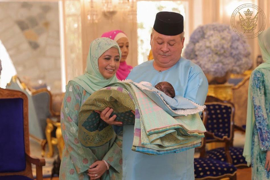 柔：新旧对照：年轻时帅气的苏丹陛下  