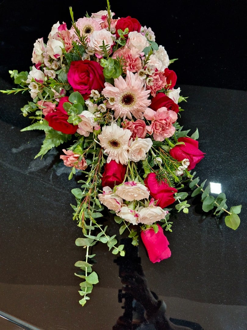 柔:时尚记事簿(7月2日刊):以鲜花布置,新娘车不再老套