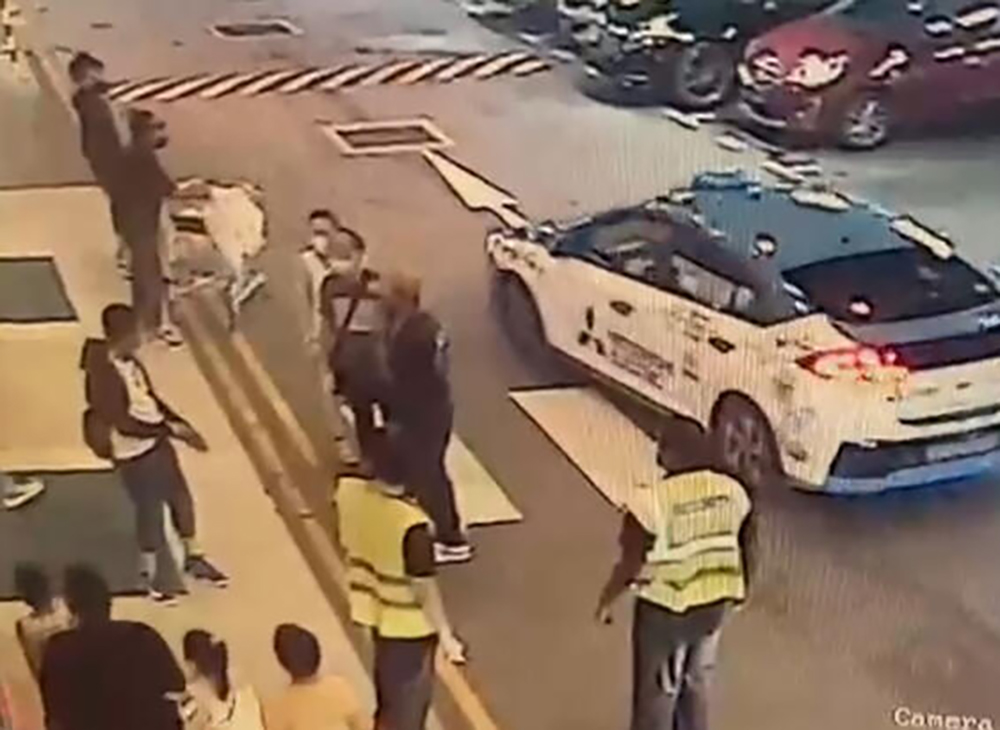 柔：狮城二三事：入超市被劝阻  无罩男怒殴保安