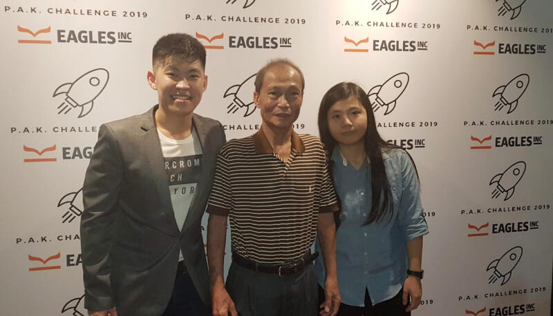 父母只念到中学 他修读双学位 以满分成绩毕业