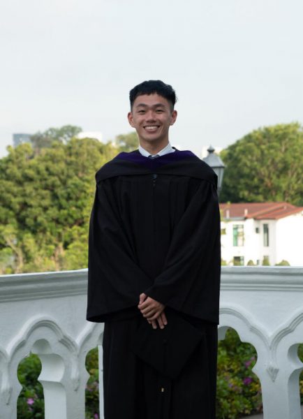 父母只念到中学 他修读双学位 以满分成绩毕业