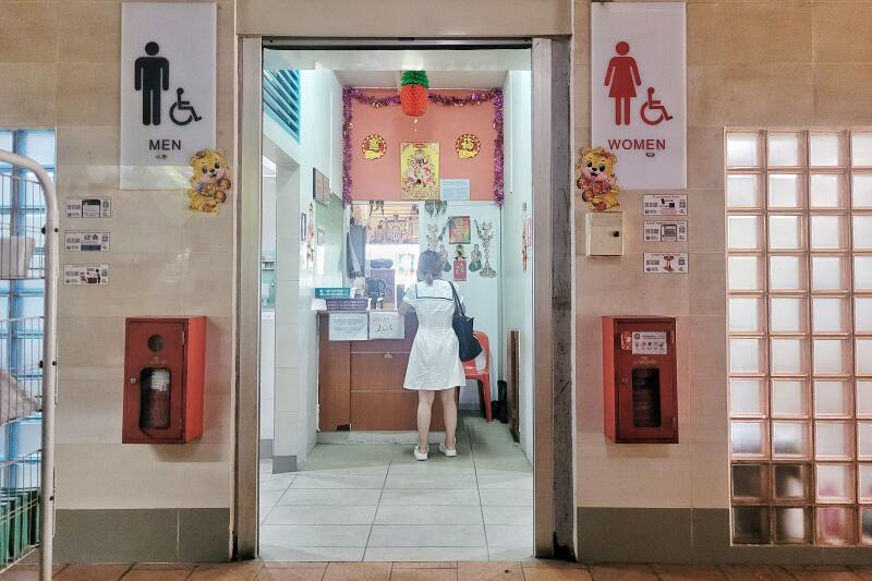 柔:狮城二三事:狮城男子投诉:付4枚5分钱 遭公厕管理员阻拦 管理员称:每天收到120枚
