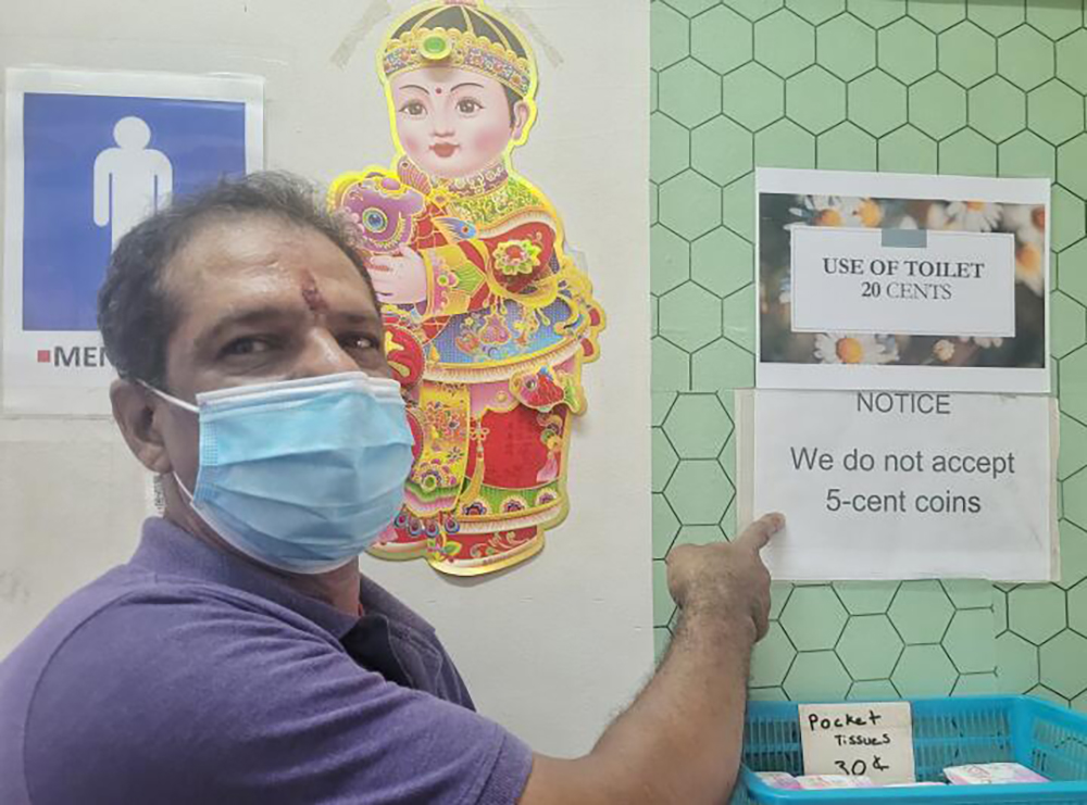 柔:狮城二三事:狮城男子投诉:付4枚5分钱 遭公厕管理员阻拦 管理员称:每天收到120枚